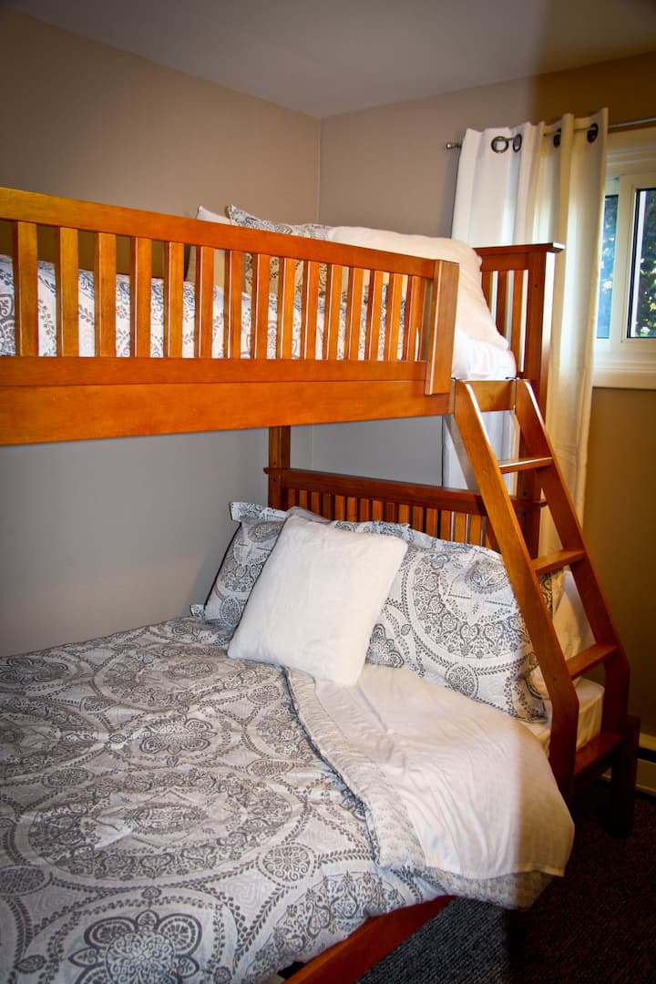 Letto a castello a due piazze (al piano superiore)