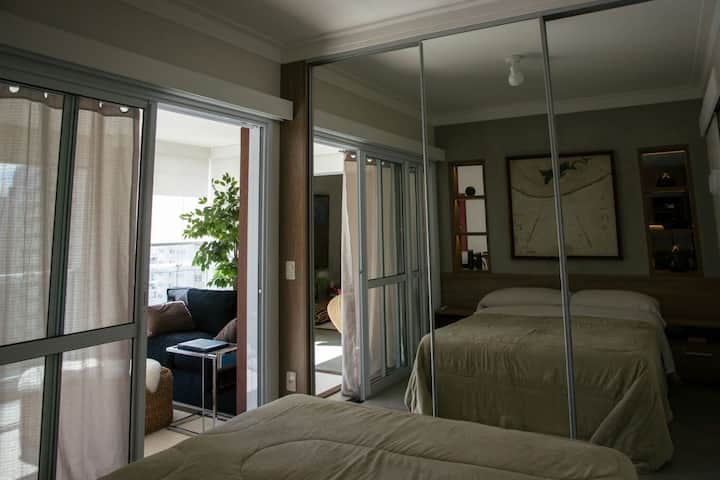 سرير كوين ( 160 × 2.05 ) خزانة مرآة باب مزدوجة ، انقطاع التيار الكهربائي ، باب مضاد للضوضاء. 