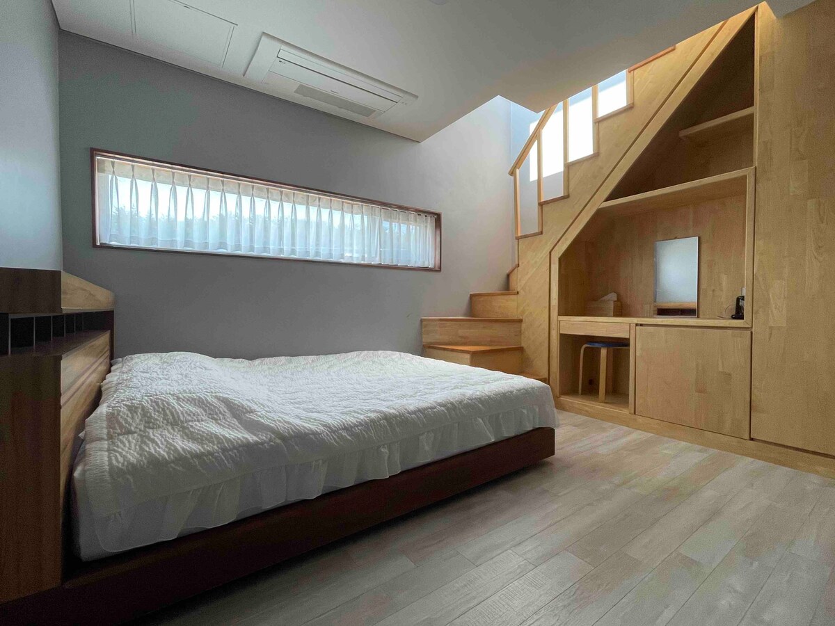 Тази стая разполага с обикновена малка баня ~ лятно 
спално бельо