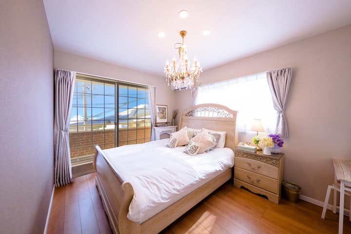 【Master bedroom】2階主寝室。
カーテンを開けるとそこには美しい富士山が…！
こだわりのインテリアとファブリックを揃えたお部屋で、ラグジュアリーなひと時をお楽しみください。
隣には折り畳みベッドもご用意可能です。
（ご予約時にお申し付けくださいませ）