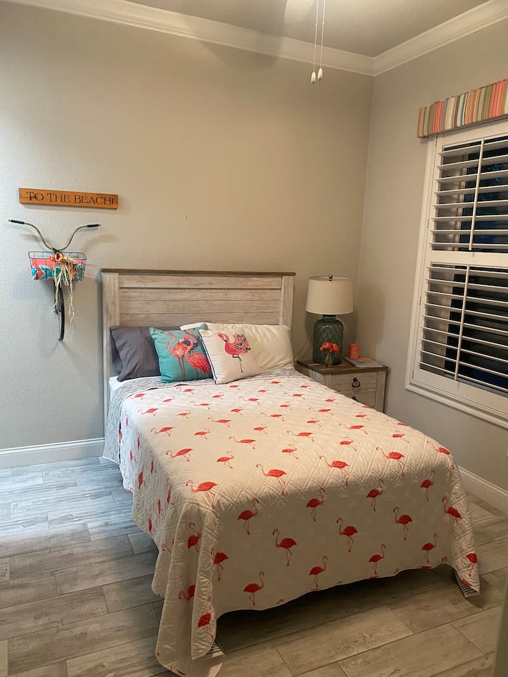 Tercer dormitorio con una cama de matrimonio, televisión y un gran vestidor. 