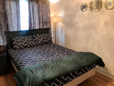 Queen bed, private room at Perfect Location!!