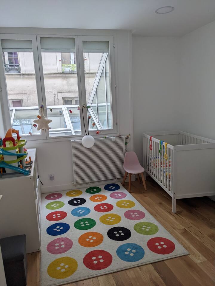 1. kat - 1. spavaća soba - kauč na razvlačenje + 1 krevet s suncobranom i pravim madracem 