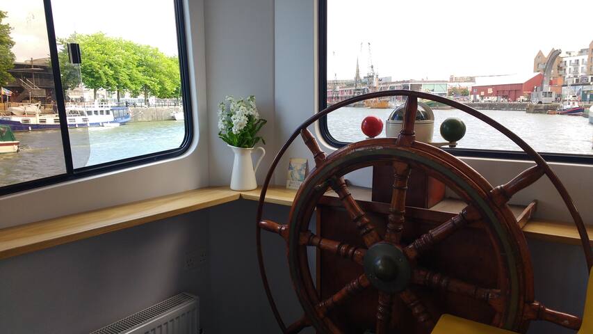 Unique spacious houseboat on Bristol Harbour gallery image 2