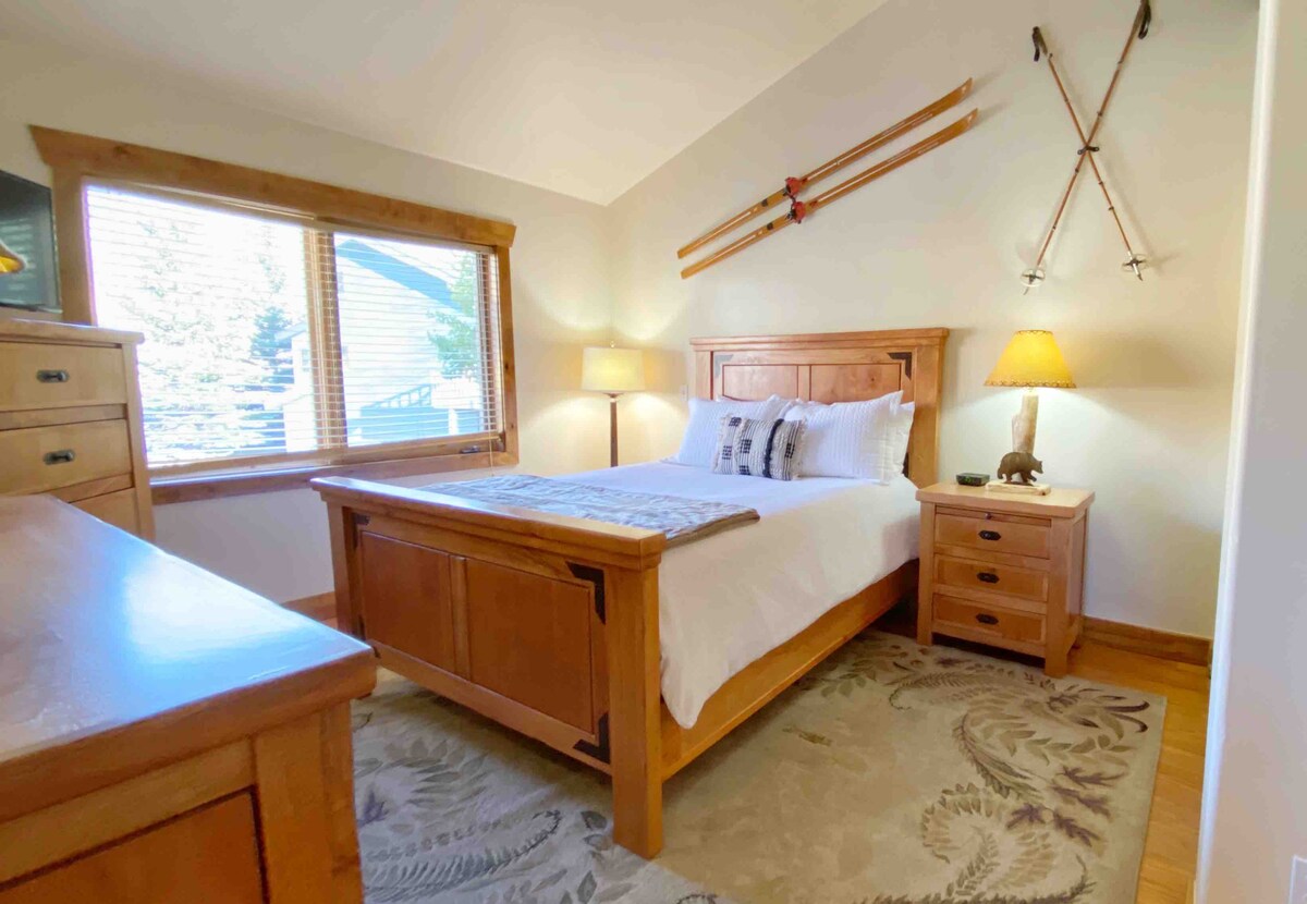 ห้องนอนชั้นสองพร้อมเตียงควีนไซส์ทีวีพร้อมเครื่องเล่นดีวีดี (ไม่มีเคเบิล) ห้องน้ำในตัว 