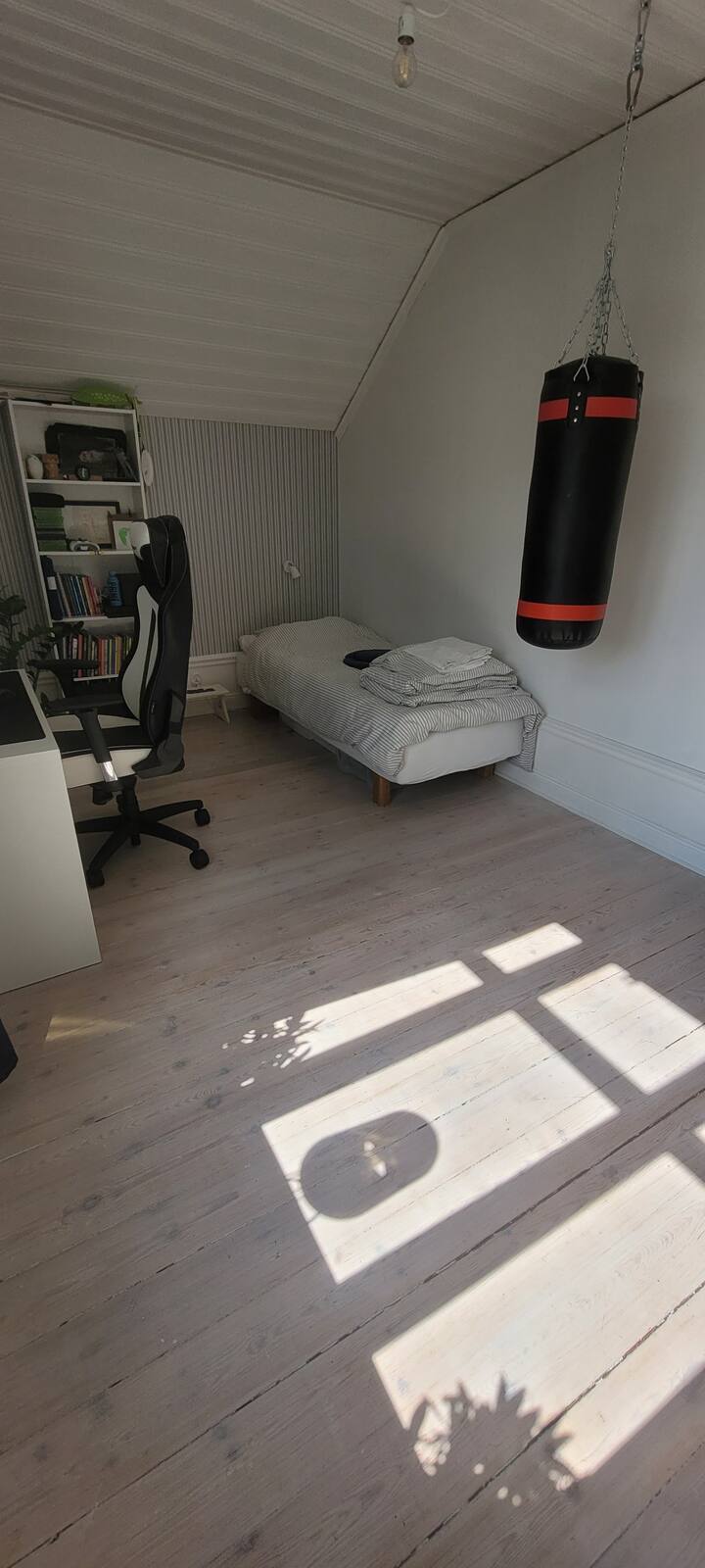 ห้องนอน 2 พร้อมเตียงเดี่ยวและพื้นที่สำหรับเตียงเสริม 1 -2 เตียง