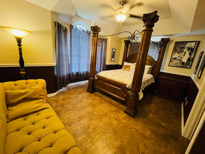 Chumba cha kulala cha 2. Mandhari ya mji mkubwa na sanaa ya ukuta nyeusi na nyeupe. Kitanda cha malkia kilicho na kochi la lavivu. 