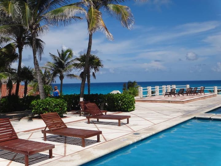 Steps Away From Beach Condo - Cancún