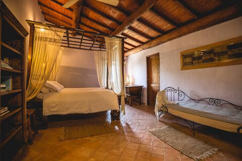 Villa for families and groups (fireplace and pool)