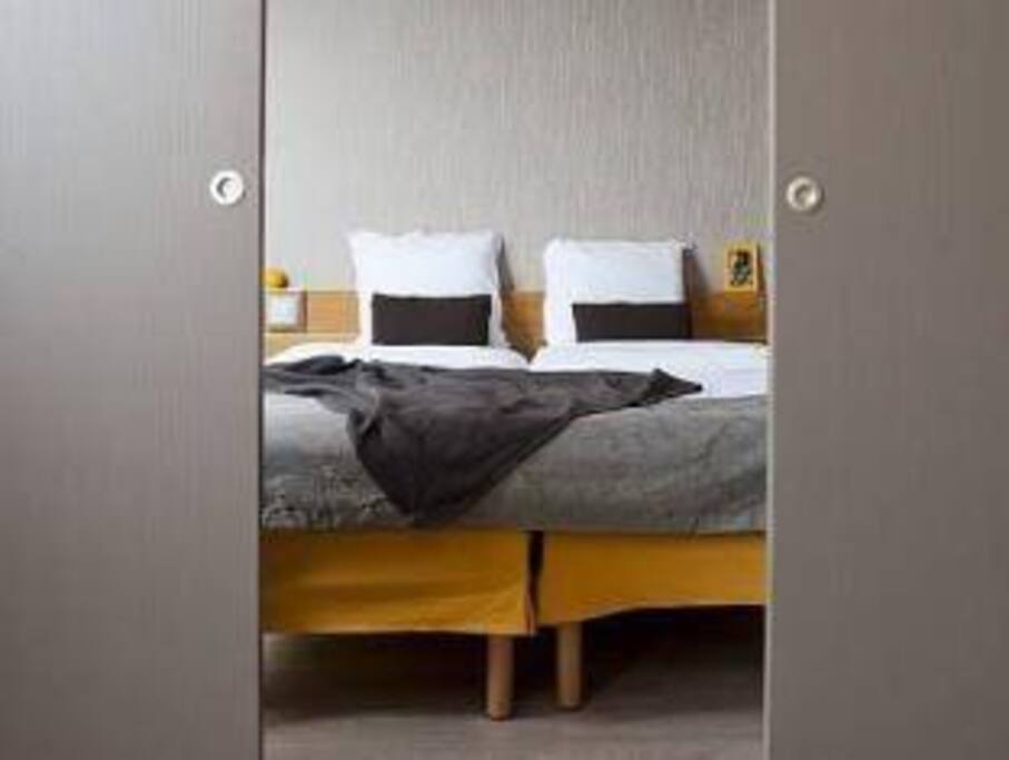 Letto matrimoniale che può essere reso privato dalle porte scorrevoli
