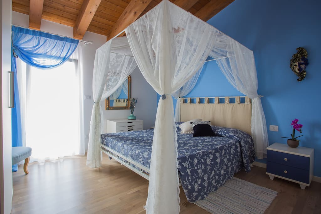 camera matrimoniale con letto a baldacchino e terrazza