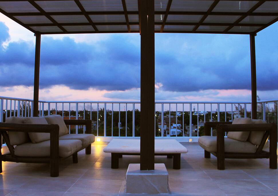 Hermosa terraza para disfrutar de bellos atardeceres / Beautiful terrace to enjoy a romantic evening watching the sunset