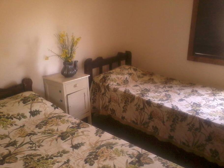 Habitación doble con cama simple y posibilidad de agregar un colchón
