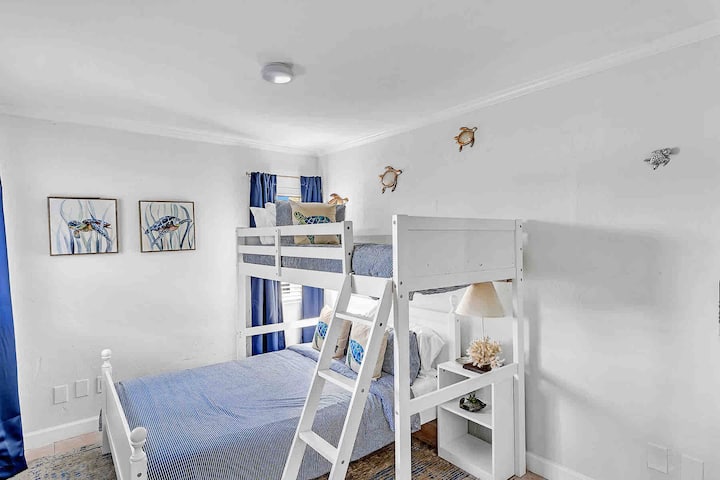 Tretia spálňa s jednolôžkom na hornej poschodovej posteli a manželskou posteľou na spodnom lôžku