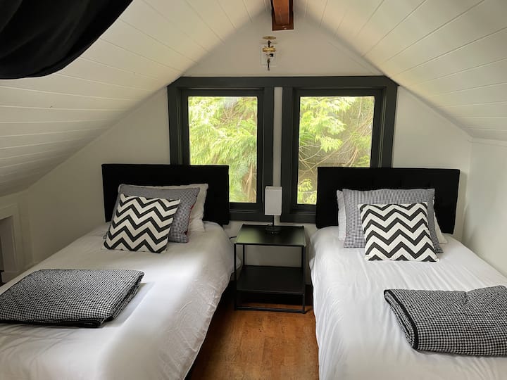 Krevate dopio me dyshekë të rehatshëm kanadezë, dritë qielli për të parë yjet dhe për të dëgjuar dallgët!