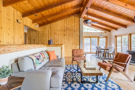 Luxury Cabin w/ Incredible Views & Sunny Deck