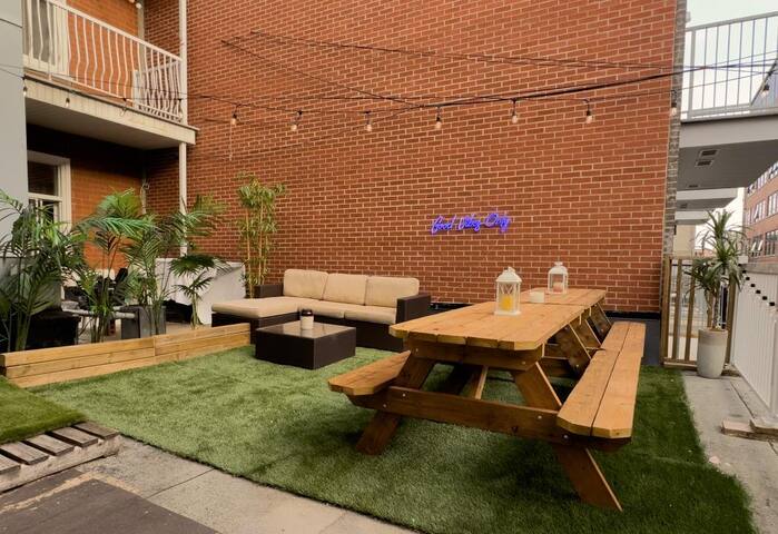 Stylish 5BR – Patio – Top Location- sleeps 17 gallery image 2