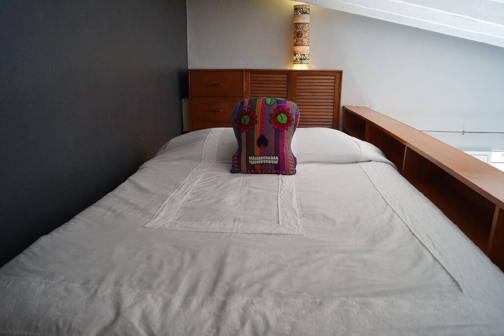 La cama se encuentra en la parte superior, en el tapanco.