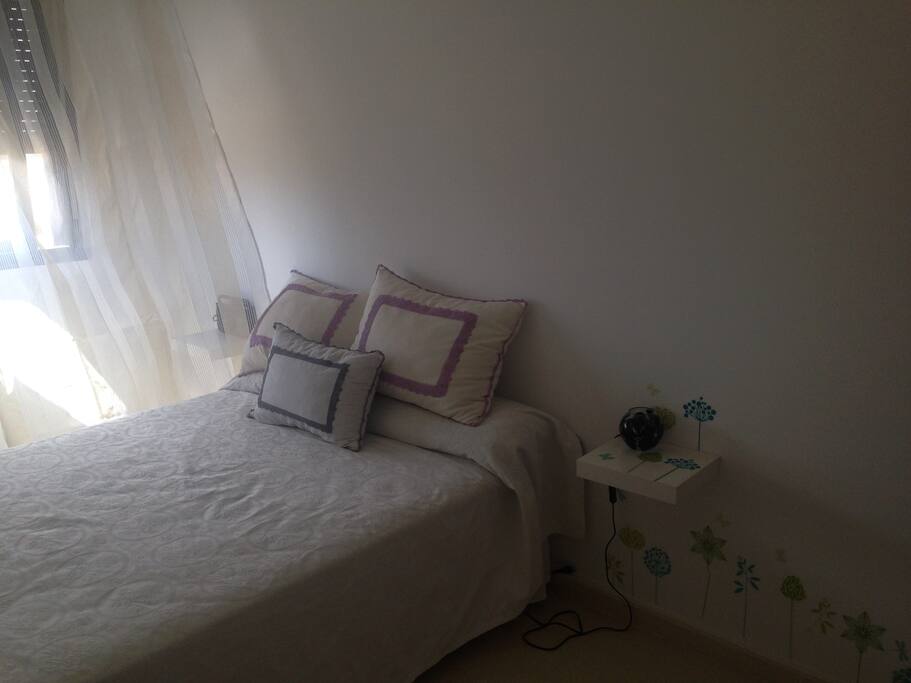 Dormitorio disponible con baño independiente.