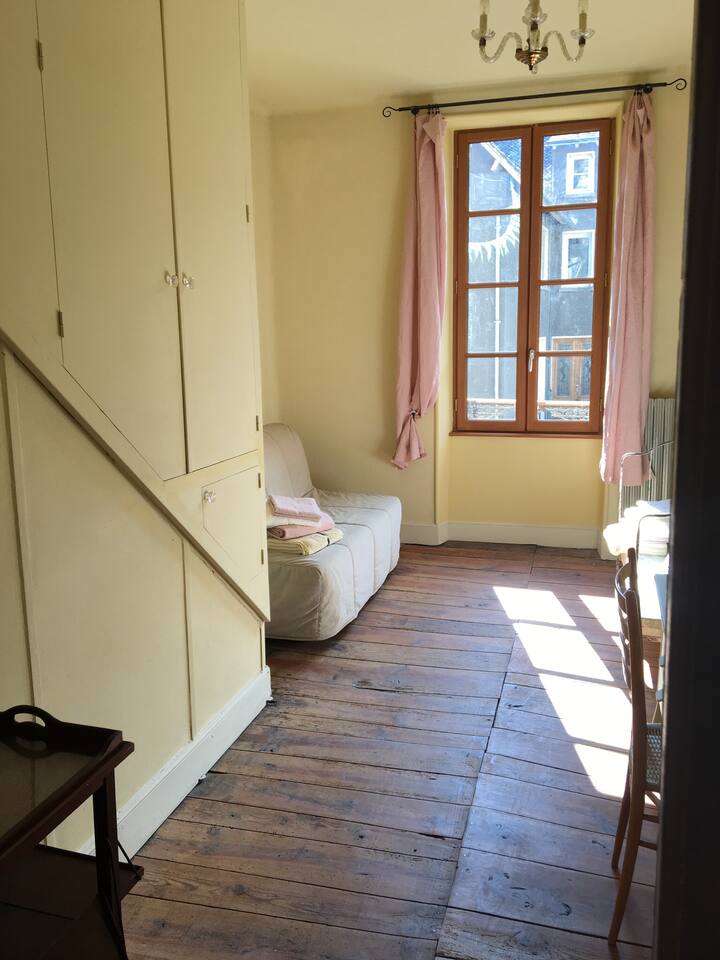 غرفة النوم 1، المستوى الأول ؛ تناغم أصفر، وردي شاحب وأبيض.
الغرفة رقم1، الهبوط الأول ؛ تناغم أصفر، وردي شاحب وأبيض.