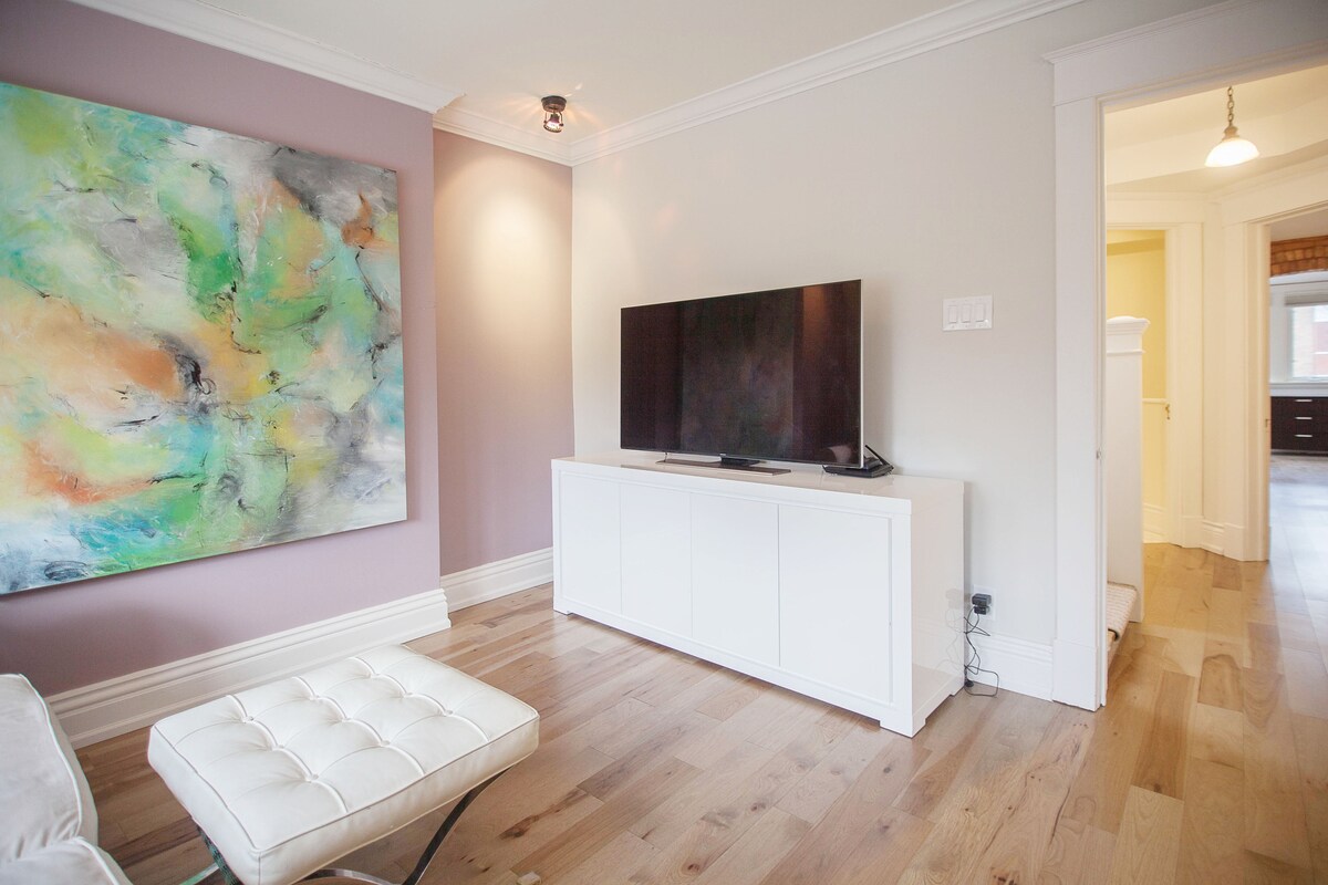 La sala de estar/estudio tiene su propio televisor con Netflix.