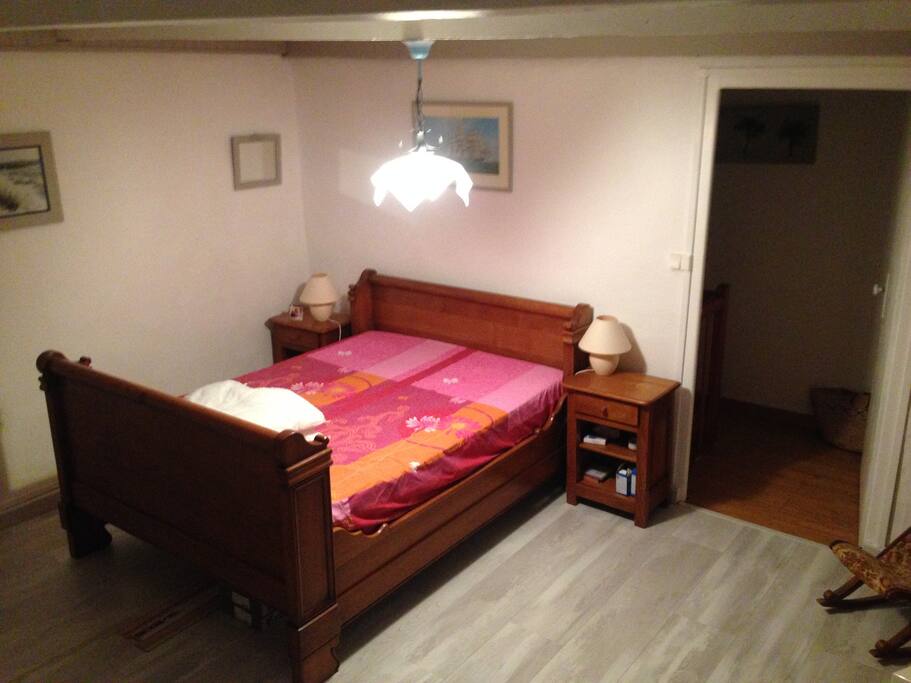 L'une des chambres avec lit double.