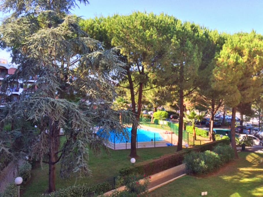 Terrasse avec vue sur piscine