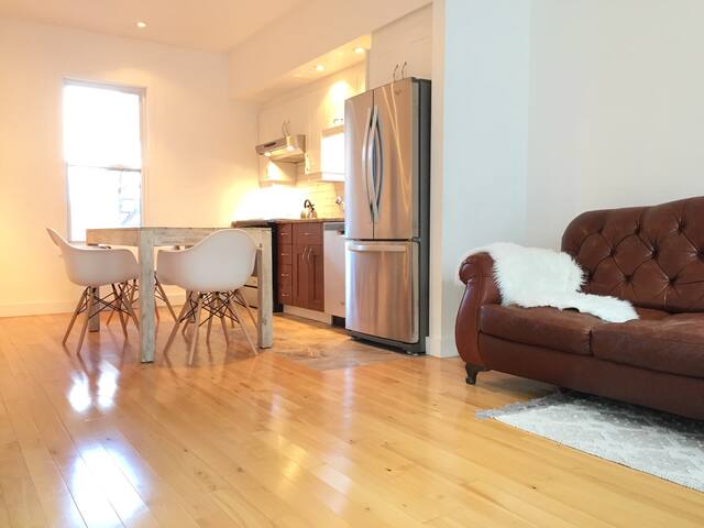 Comfortable king bed in the heart of Quebec City