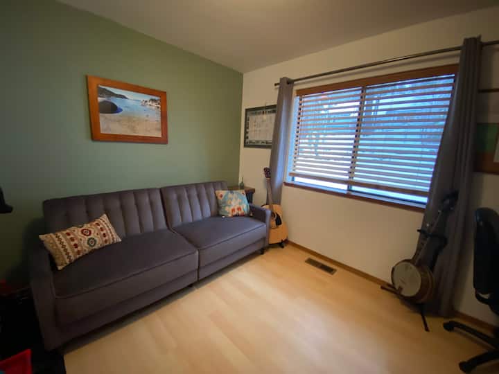 3. spavaća soba. Kauč na razvlačenje pretvara se u krevet pune veličine. Madrac od 3 inča koji se može dodati na futon s dekom/jastukom u spavaćoj sobi 