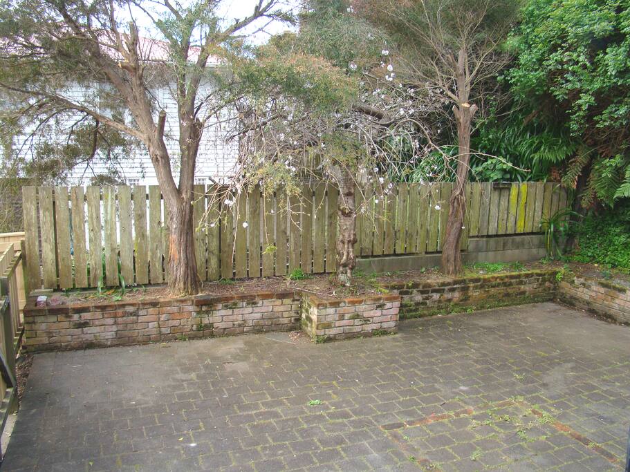 The courtyard has a BBQ & Kiwi outdoors picnic table.