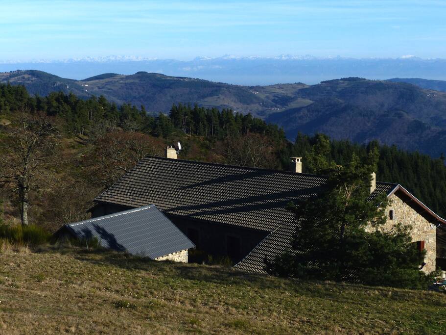 Le site de la maison face aux Alpes