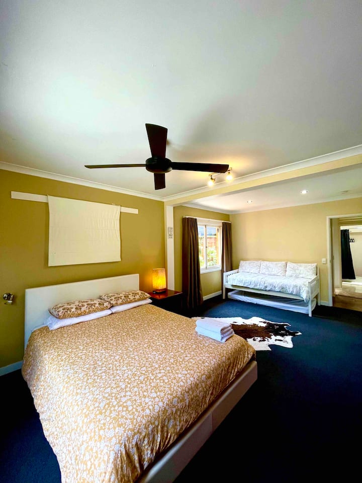  Bedroom 5 with Queen Bed and single day bed.