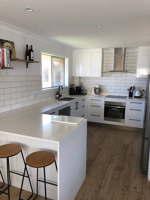 Kitchen with 3 bar stools at breakfast bench.