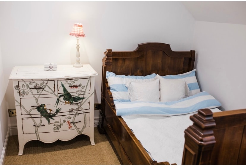 第二间卧室配有一张法式双人床。