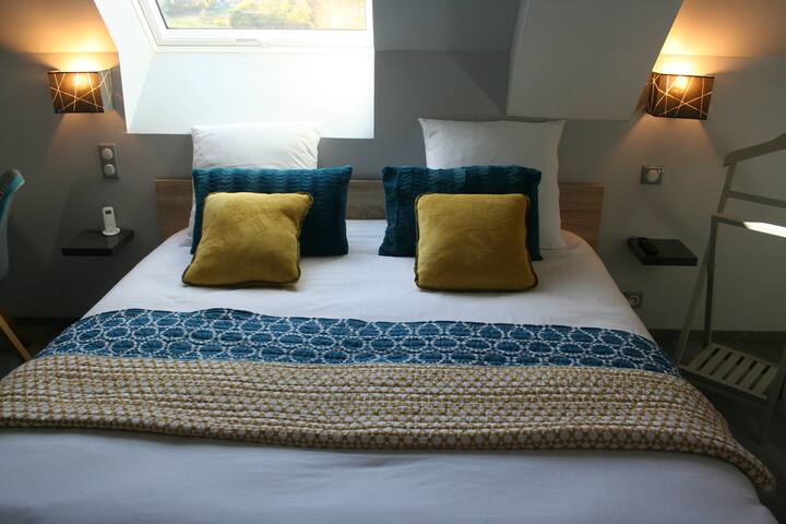 King size bed (180 x 200), good quality bedding, for your comfort