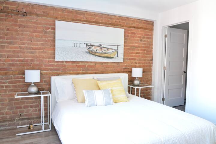 Rooftop Deck w/Mont-Royal views- 4 Full Bathrooms! gallery image 5