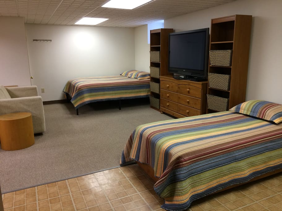 PRIVATE, Lower Level Suite; 1-6 guests; bring the children; choose from 1 queen bed, 1 twin bed, 2 twin FLOOR mattresses, love seat for young child and pack 'n play. ***Please specify your choice of beds when booking.