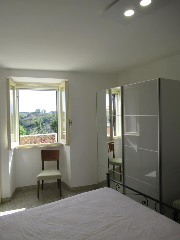 غرفة النوم 1 الطابق الأول: سرير بحجم كبير وسرير فردي