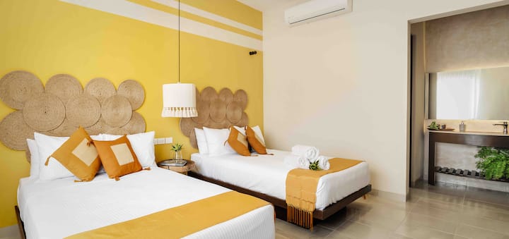 Cuarto Lluvia de Oro 
cuenta con dos camas matrimoniales
Baño propio , caja fuerte, TV , Wifi,secadora de pelo A/A cortinas con black out 

@marinaguzman.photography