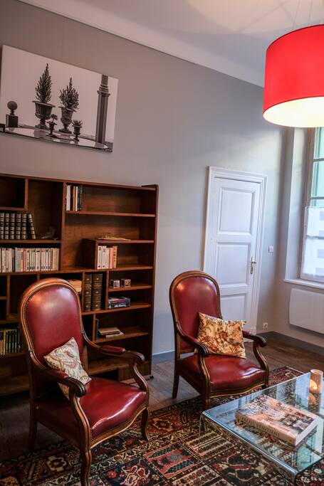 Le salon avec ses fauteuils voltaire