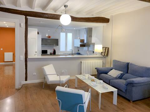 Charming Spacious Apartment. Unbeatable location!