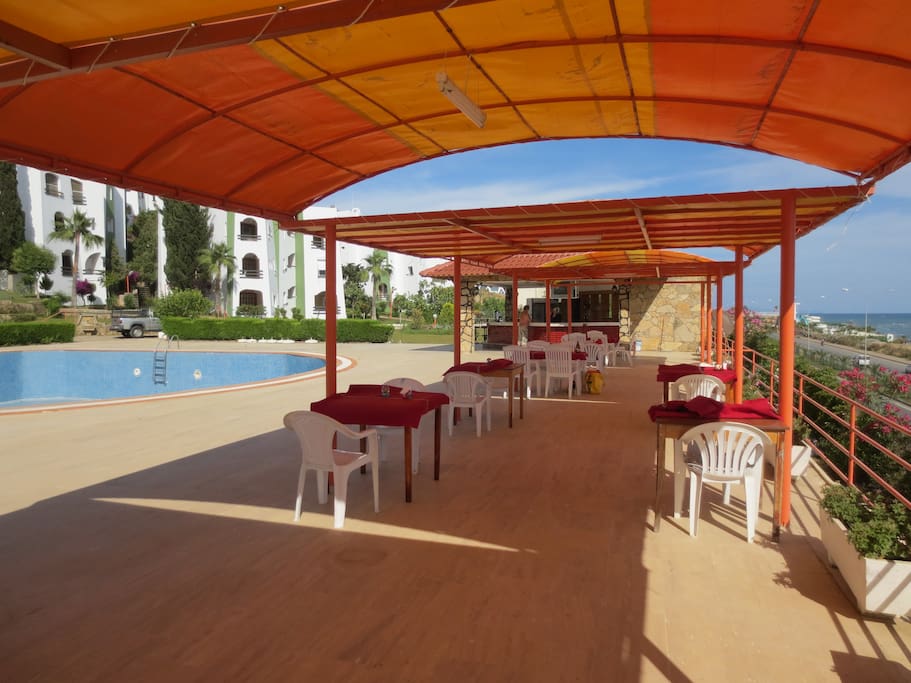 Poolbar mit Sitzgelegenheiten