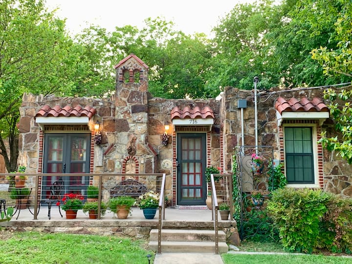 Cozy Stone Cottage in Heart of Historic District