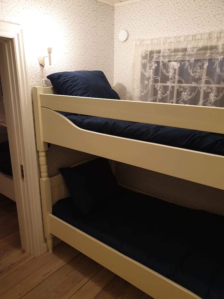 Третата спалня е малка детска спалня с двуетажни легла (90x178 см)
Моля, обърнете внимание, че спалното бельо и хавлиите не са включени, но могат да бъдат наети на място.