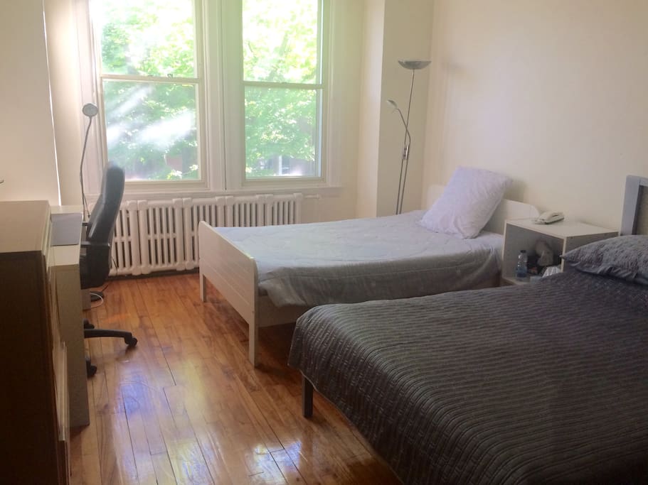 Au 2e étage : Chambre 2 = 1 lit Queen size + 1 lit simple + bureau + grande fenêtre
2nd floor : Room 2 = 1 Queen size bed + 1 single bed + desk + large window