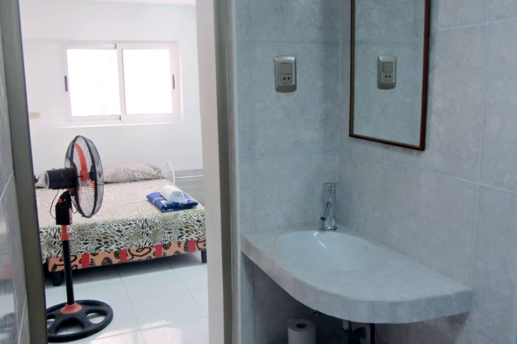 Baño y habitación