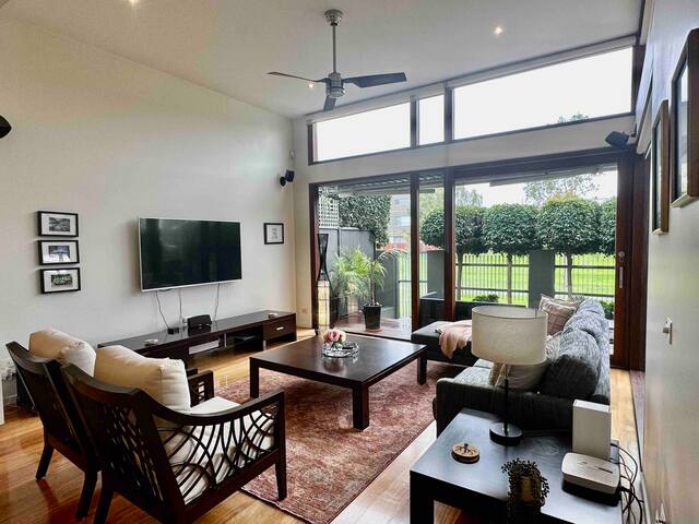Melbourne, Luxury Family Home, Maribyrnong River gallery image 4