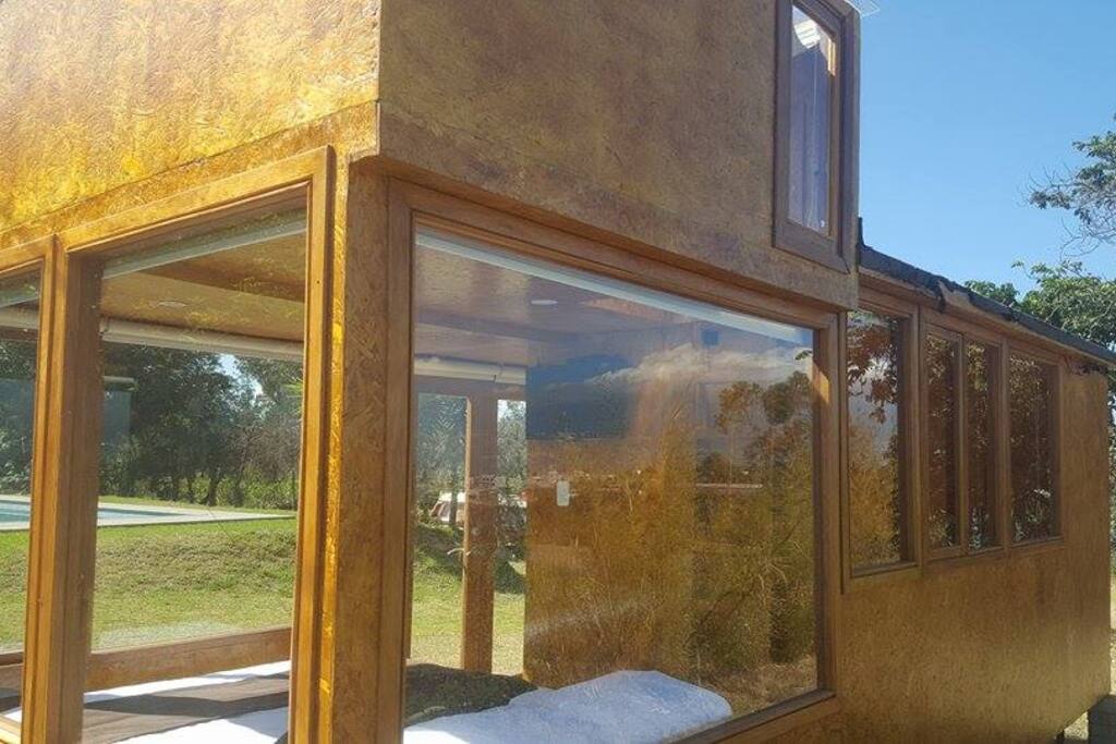 el tipo de madera de la casa, y los grandes vitrales