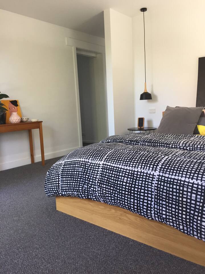 غرفة النوم الرئيسية - ارتداء الرداء والحمام الداخلي والسطح الخاص