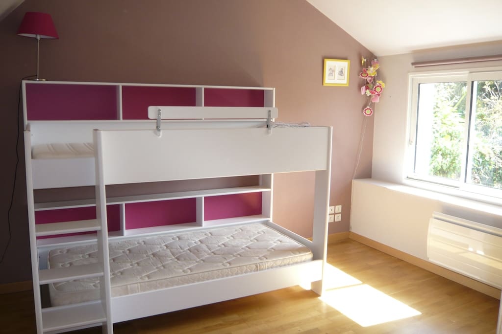 deuxième chambre avec le lit superposé et lit sur le jardin